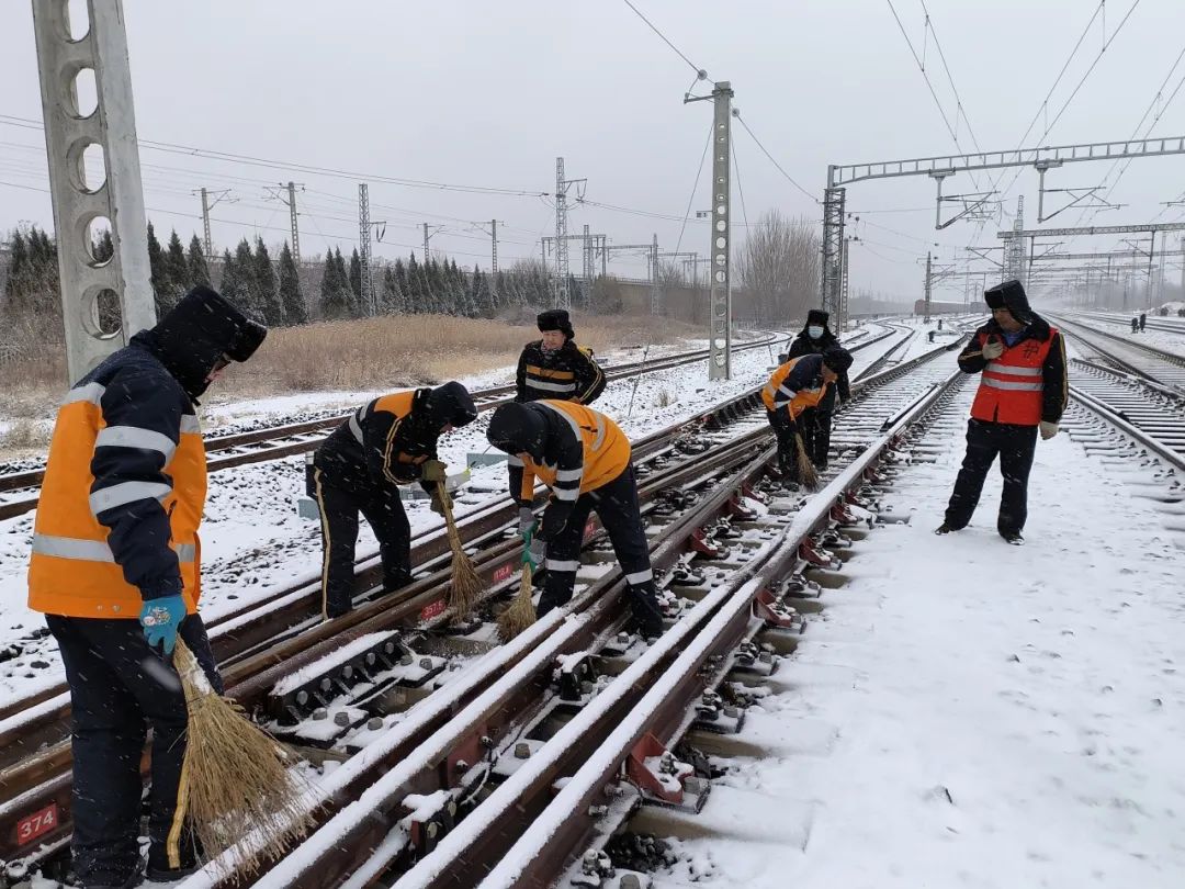 除雪队轮流对站区内关键道岔区域进行清扫